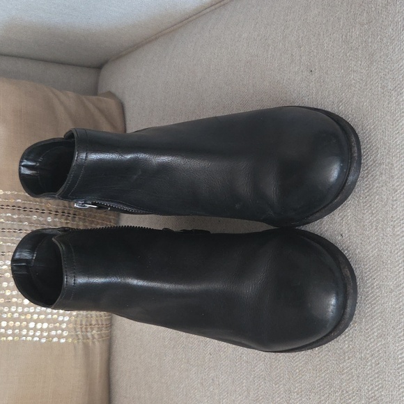 Clarks Shoes - Clarks Black Leather Ankle Booties - 8.5